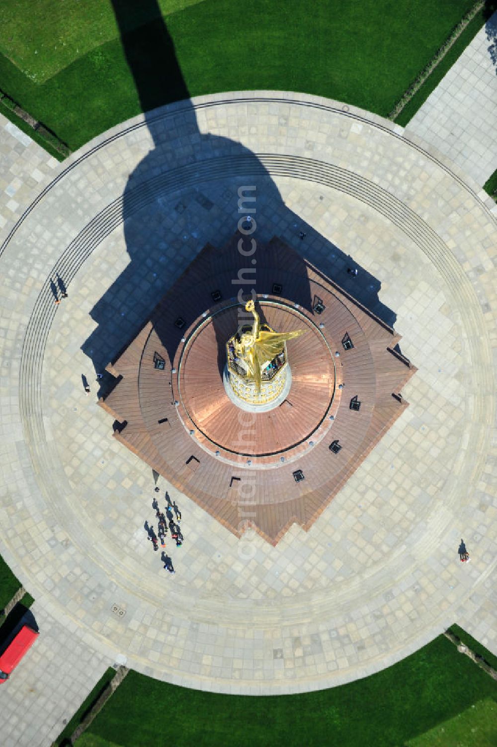 Aerial photograph Berlin - Blick Neuvergoldete Viktoria auf der restaurierten Siegessäule im Berliner Tiergarten am Großen Stern. Die Siegessäule wurde umfassend renoviert, unter an derem mit einer kompletten Neuvergoldung der Viktoria. View of the Victory Column in Berlin's Tiergarten.The Victory Column is completely renovated, including a complete new gilding of Victoria.