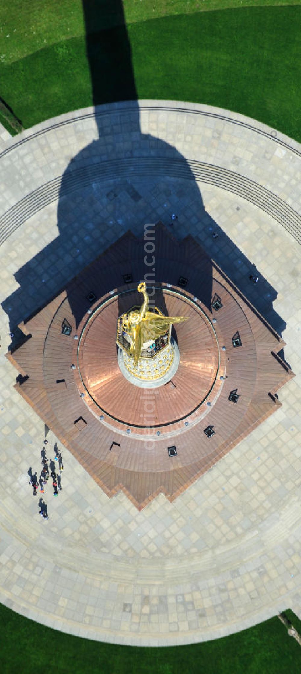 Berlin from above - Blick Neuvergoldete Viktoria auf der restaurierten Siegessäule im Berliner Tiergarten am Großen Stern. Die Siegessäule wurde umfassend renoviert, unter an derem mit einer kompletten Neuvergoldung der Viktoria. View of the Victory Column in Berlin's Tiergarten.The Victory Column is completely renovated, including a complete new gilding of Victoria.