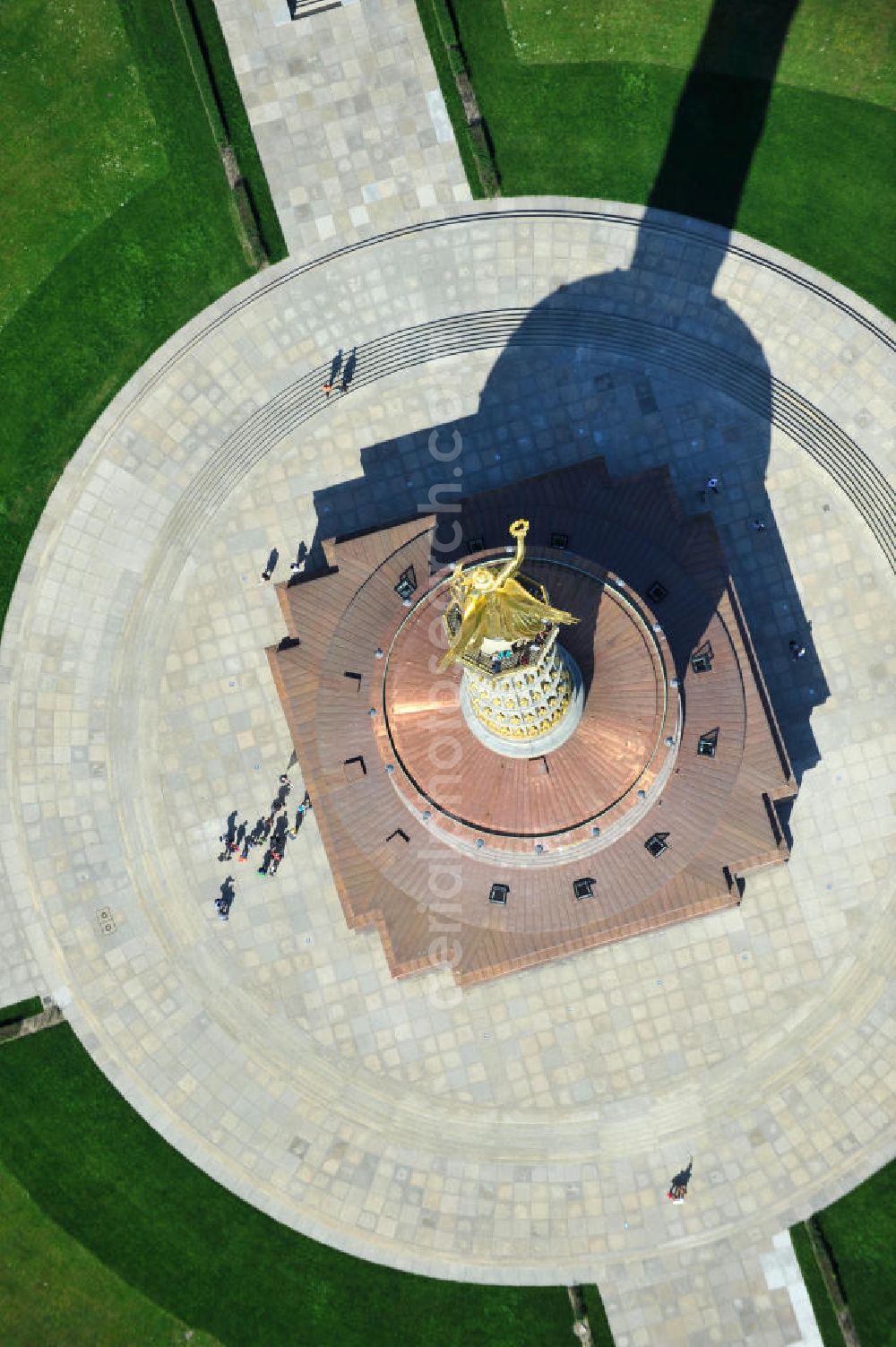 Berlin from the bird's eye view: Blick Neuvergoldete Viktoria auf der restaurierten Siegessäule im Berliner Tiergarten am Großen Stern. Die Siegessäule wurde umfassend renoviert, unter an derem mit einer kompletten Neuvergoldung der Viktoria. View of the Victory Column in Berlin's Tiergarten.The Victory Column is completely renovated, including a complete new gilding of Victoria.