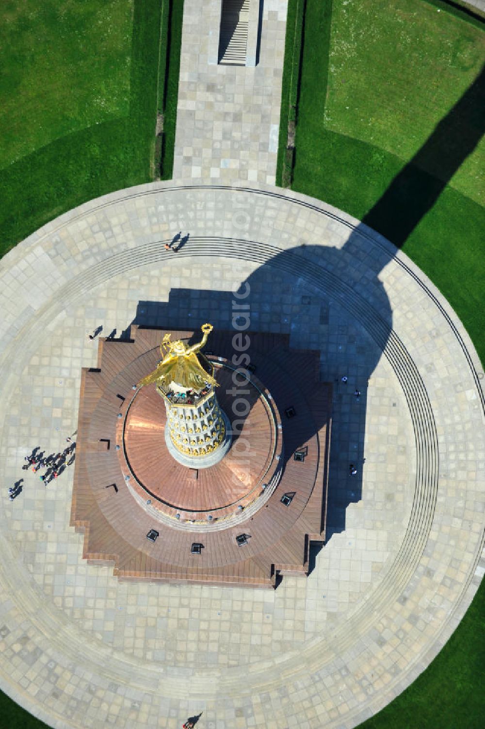 Aerial image Berlin - Blick Neuvergoldete Viktoria auf der restaurierten Siegessäule im Berliner Tiergarten am Großen Stern. Die Siegessäule wurde umfassend renoviert, unter an derem mit einer kompletten Neuvergoldung der Viktoria. View of the Victory Column in Berlin's Tiergarten.The Victory Column is completely renovated, including a complete new gilding of Victoria.