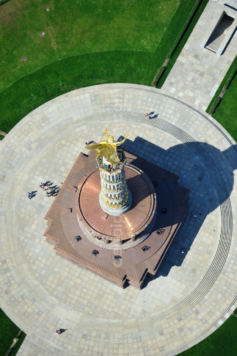 Aerial photograph Berlin - Blick Neuvergoldete Viktoria auf der restaurierten Siegessäule im Berliner Tiergarten am Großen Stern. Die Siegessäule wurde umfassend renoviert, unter an derem mit einer kompletten Neuvergoldung der Viktoria. View of the Victory Column in Berlin's Tiergarten.The Victory Column is completely renovated, including a complete new gilding of Victoria.