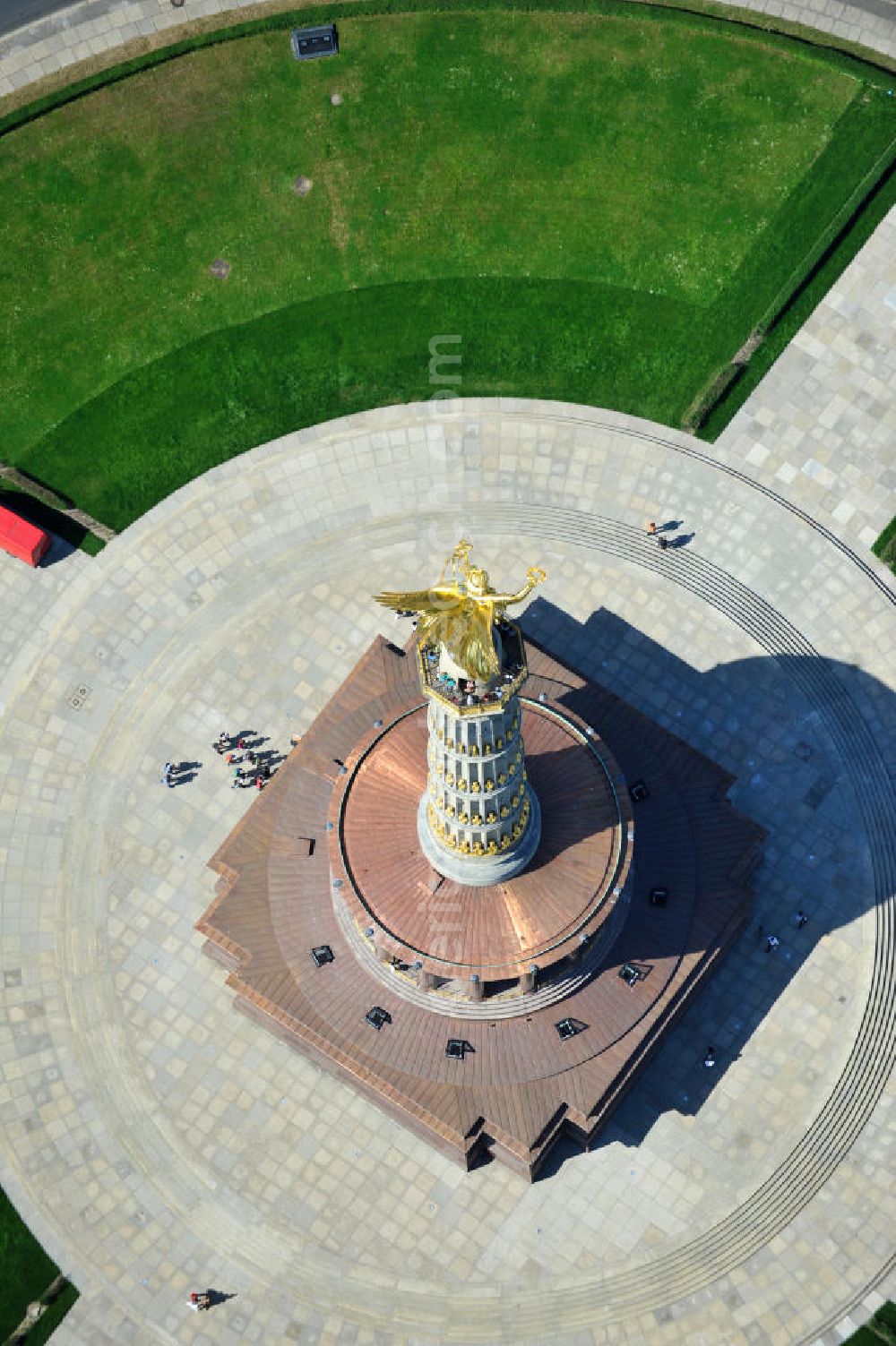 Berlin from above - Blick Neuvergoldete Viktoria auf der restaurierten Siegessäule im Berliner Tiergarten am Großen Stern. Die Siegessäule wurde umfassend renoviert, unter an derem mit einer kompletten Neuvergoldung der Viktoria. View of the Victory Column in Berlin's Tiergarten.The Victory Column is completely renovated, including a complete new gilding of Victoria.