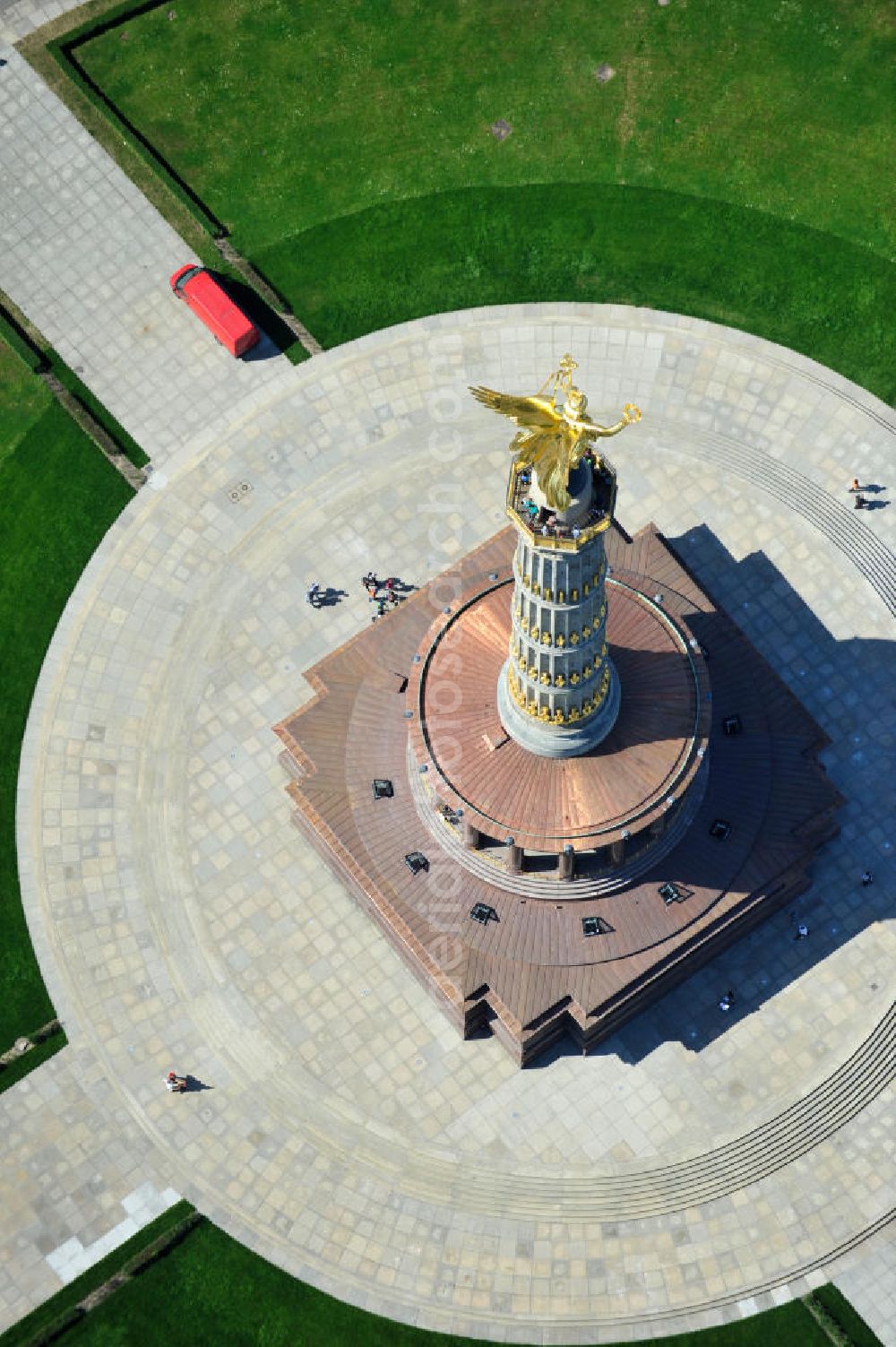 Berlin from the bird's eye view: Blick Neuvergoldete Viktoria auf der restaurierten Siegessäule im Berliner Tiergarten am Großen Stern. Die Siegessäule wurde umfassend renoviert, unter an derem mit einer kompletten Neuvergoldung der Viktoria. View of the Victory Column in Berlin's Tiergarten.The Victory Column is completely renovated, including a complete new gilding of Victoria.