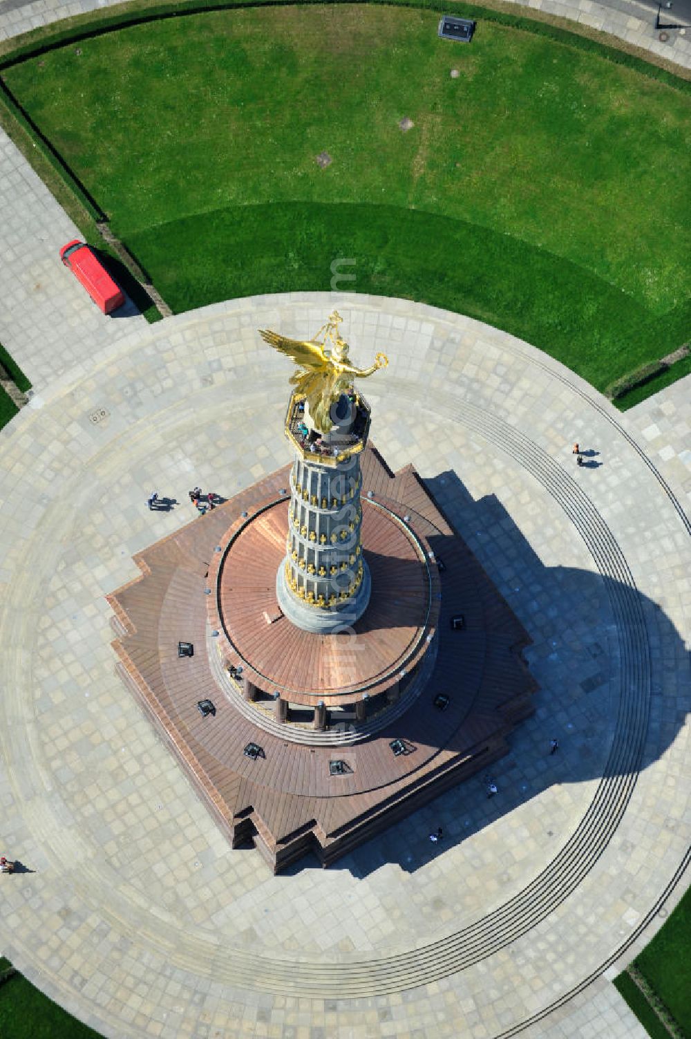 Aerial image Berlin - Blick Neuvergoldete Viktoria auf der restaurierten Siegessäule im Berliner Tiergarten am Großen Stern. Die Siegessäule wurde umfassend renoviert, unter an derem mit einer kompletten Neuvergoldung der Viktoria. View of the Victory Column in Berlin's Tiergarten.The Victory Column is completely renovated, including a complete new gilding of Victoria.