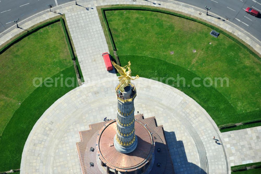 Aerial photograph Berlin - Blick Neuvergoldete Viktoria auf der restaurierten Siegessäule im Berliner Tiergarten am Großen Stern. Die Siegessäule wurde umfassend renoviert, unter an derem mit einer kompletten Neuvergoldung der Viktoria. View of the Victory Column in Berlin's Tiergarten.The Victory Column is completely renovated, including a complete new gilding of Victoria.