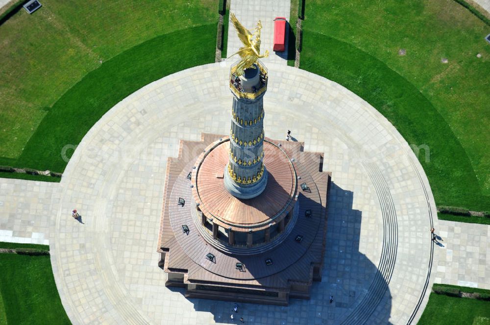 Berlin from above - Blick Neuvergoldete Viktoria auf der restaurierten Siegessäule im Berliner Tiergarten am Großen Stern. Die Siegessäule wurde umfassend renoviert, unter an derem mit einer kompletten Neuvergoldung der Viktoria. View of the Victory Column in Berlin's Tiergarten.The Victory Column is completely renovated, including a complete new gilding of Victoria.