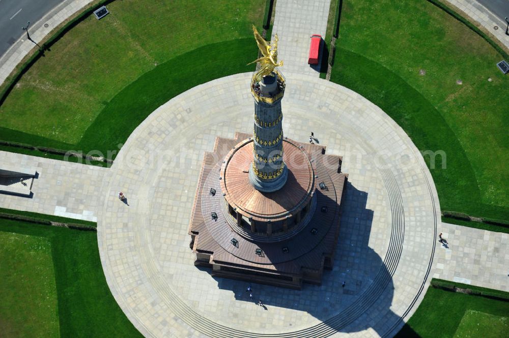 Berlin from the bird's eye view: Blick Neuvergoldete Viktoria auf der restaurierten Siegessäule im Berliner Tiergarten am Großen Stern. Die Siegessäule wurde umfassend renoviert, unter an derem mit einer kompletten Neuvergoldung der Viktoria. View of the Victory Column in Berlin's Tiergarten.The Victory Column is completely renovated, including a complete new gilding of Victoria.