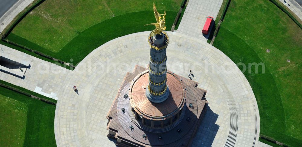 Aerial image Berlin - Blick Neuvergoldete Viktoria auf der restaurierten Siegessäule im Berliner Tiergarten am Großen Stern. Die Siegessäule wurde umfassend renoviert, unter an derem mit einer kompletten Neuvergoldung der Viktoria. View of the Victory Column in Berlin's Tiergarten.The Victory Column is completely renovated, including a complete new gilding of Victoria.