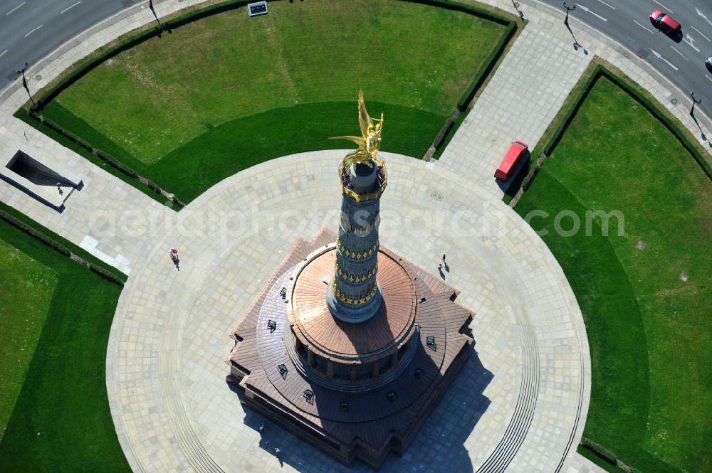 Aerial photograph Berlin - Blick Neuvergoldete Viktoria auf der restaurierten Siegessäule im Berliner Tiergarten am Großen Stern. Die Siegessäule wurde umfassend renoviert, unter an derem mit einer kompletten Neuvergoldung der Viktoria. View of the Victory Column in Berlin's Tiergarten.The Victory Column is completely renovated, including a complete new gilding of Victoria.