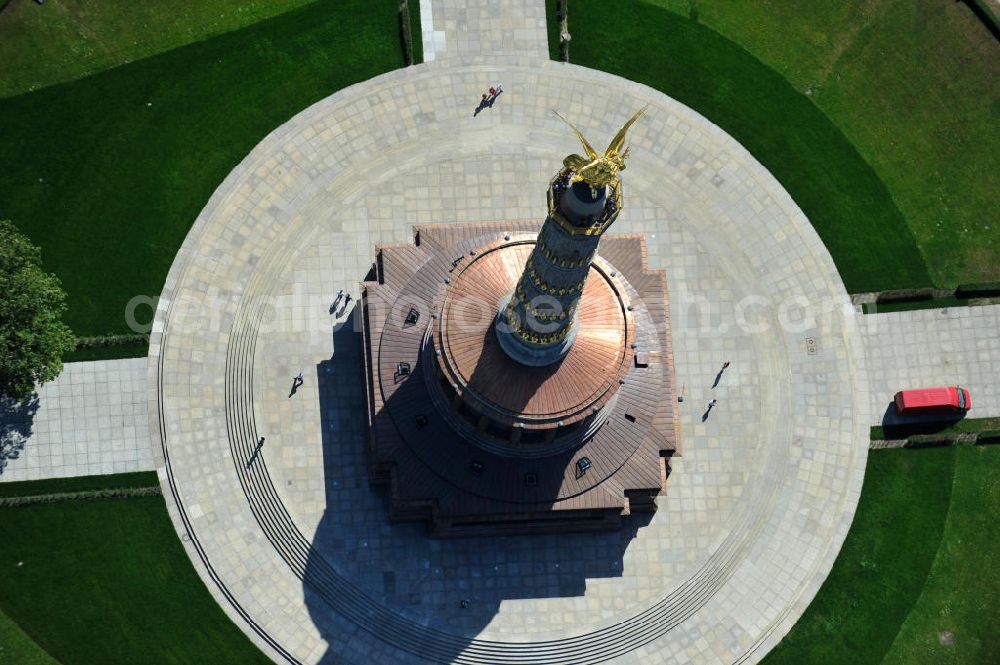 Berlin from above - Blick Neuvergoldete Viktoria auf der restaurierten Siegessäule im Berliner Tiergarten am Großen Stern. Die Siegessäule wurde umfassend renoviert, unter an derem mit einer kompletten Neuvergoldung der Viktoria. View of the Victory Column in Berlin's Tiergarten.The Victory Column is completely renovated, including a complete new gilding of Victoria.