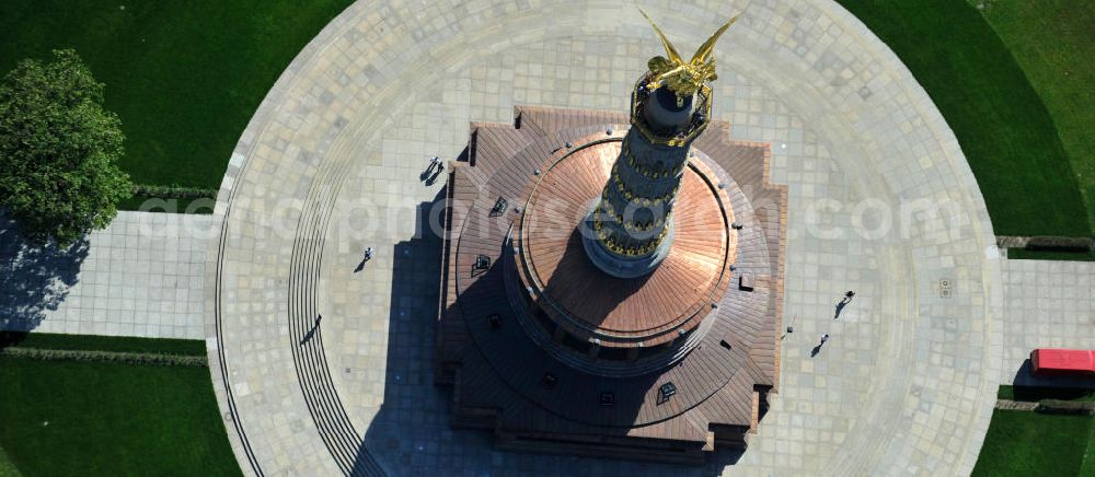 Berlin from the bird's eye view: Blick Neuvergoldete Viktoria auf der restaurierten Siegessäule im Berliner Tiergarten am Großen Stern. Die Siegessäule wurde umfassend renoviert, unter an derem mit einer kompletten Neuvergoldung der Viktoria. View of the Victory Column in Berlin's Tiergarten.The Victory Column is completely renovated, including a complete new gilding of Victoria.