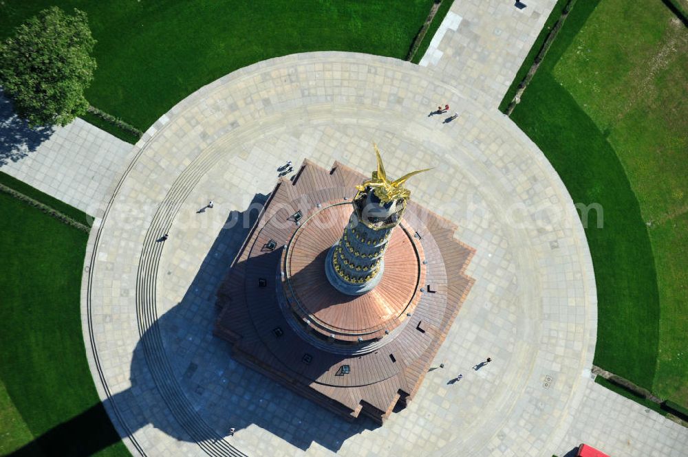 Aerial image Berlin - Blick Neuvergoldete Viktoria auf der restaurierten Siegessäule im Berliner Tiergarten am Großen Stern. Die Siegessäule wurde umfassend renoviert, unter an derem mit einer kompletten Neuvergoldung der Viktoria. View of the Victory Column in Berlin's Tiergarten.The Victory Column is completely renovated, including a complete new gilding of Victoria.