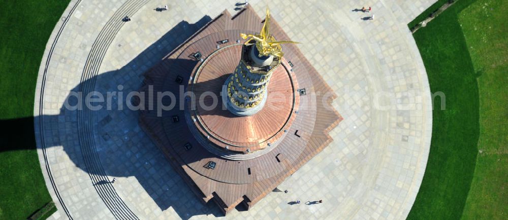 Aerial photograph Berlin - Blick Neuvergoldete Viktoria auf der restaurierten Siegessäule im Berliner Tiergarten am Großen Stern. Die Siegessäule wurde umfassend renoviert, unter an derem mit einer kompletten Neuvergoldung der Viktoria. View of the Victory Column in Berlin's Tiergarten.The Victory Column is completely renovated, including a complete new gilding of Victoria.