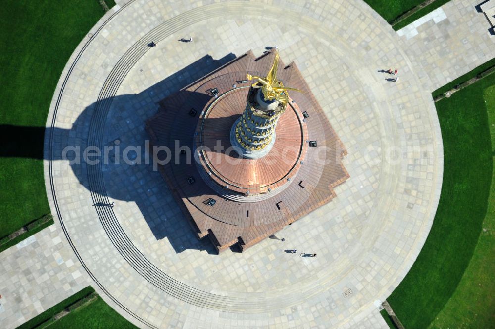 Berlin from above - Blick Neuvergoldete Viktoria auf der restaurierten Siegessäule im Berliner Tiergarten am Großen Stern. Die Siegessäule wurde umfassend renoviert, unter an derem mit einer kompletten Neuvergoldung der Viktoria. View of the Victory Column in Berlin's Tiergarten.The Victory Column is completely renovated, including a complete new gilding of Victoria.