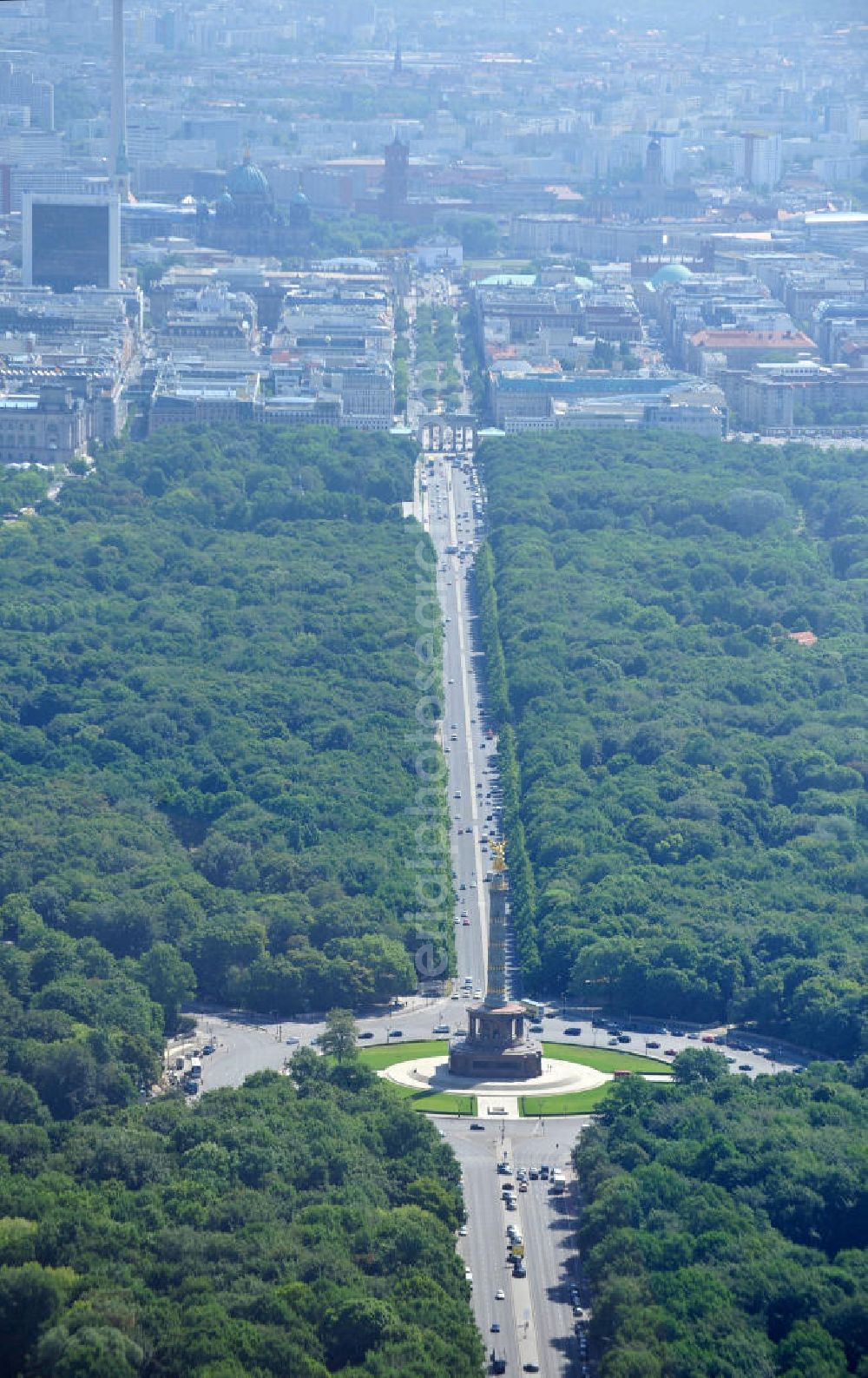 Berlin from the bird's eye view: Blick Neuvergoldete Viktoria auf der restaurierten Siegessäule im Berliner Tiergarten am Großen Stern. Die Siegessäule wurde umfassend renoviert, unter an derem mit einer kompletten Neuvergoldung der Viktoria. View of the Victory Column in Berlin's Tiergarten.The Victory Column is completely renovated, including a complete new gilding of Victoria.