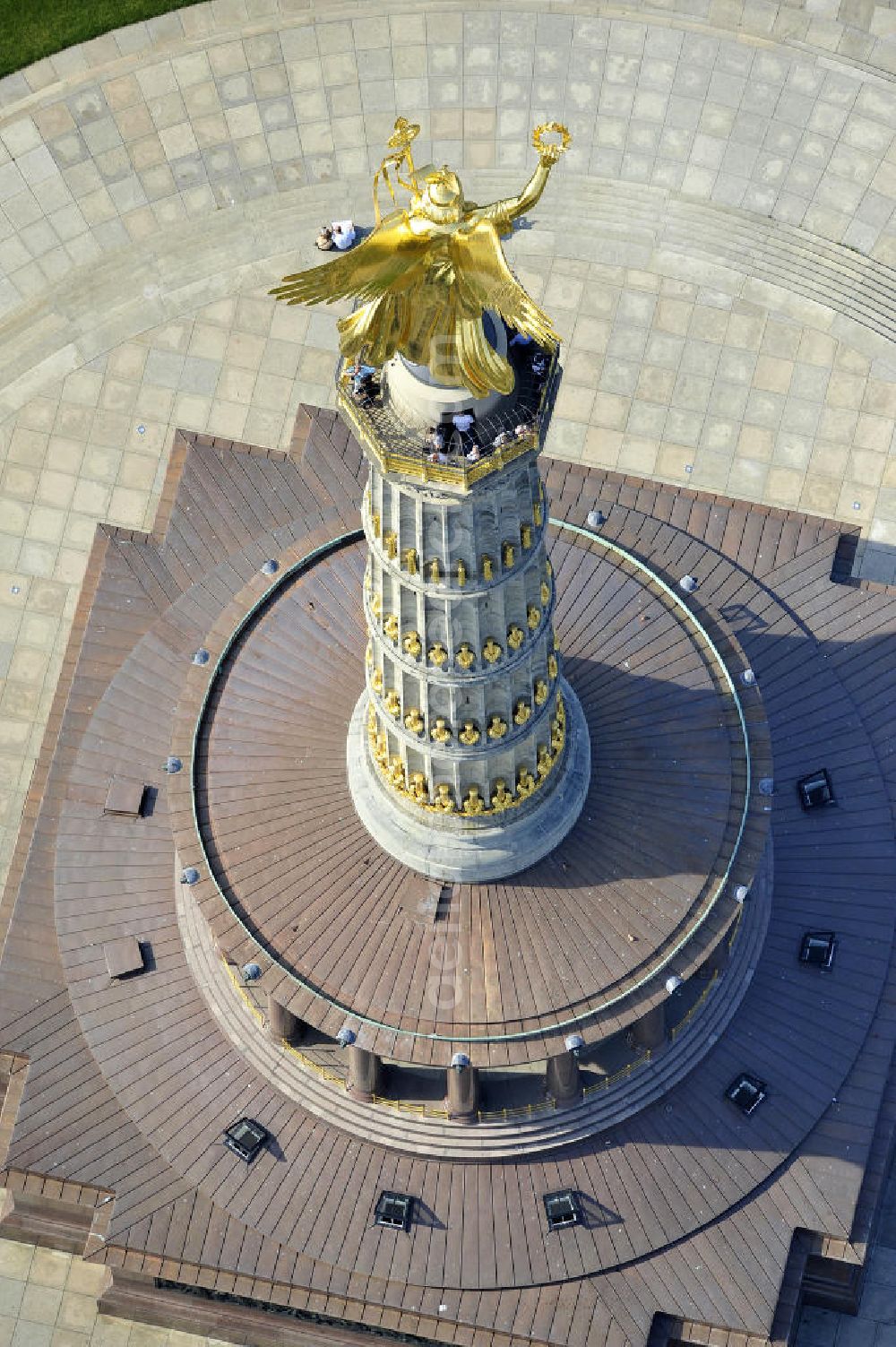 Aerial image Berlin - Tiergarten - Die neuvergoldete Viktoria auf der restaurierten Siegessäule im Berliner Tiergarten am Großen Stern. Die Siegessäule wurde umfassend renoviert, unter an derem mit einer kompletten Neuvergoldung der Viktoria. View of the Victory Column in Berlin's Tiergarten.The Victory Column is completely renovated, including a complete new gilding of Victoria.