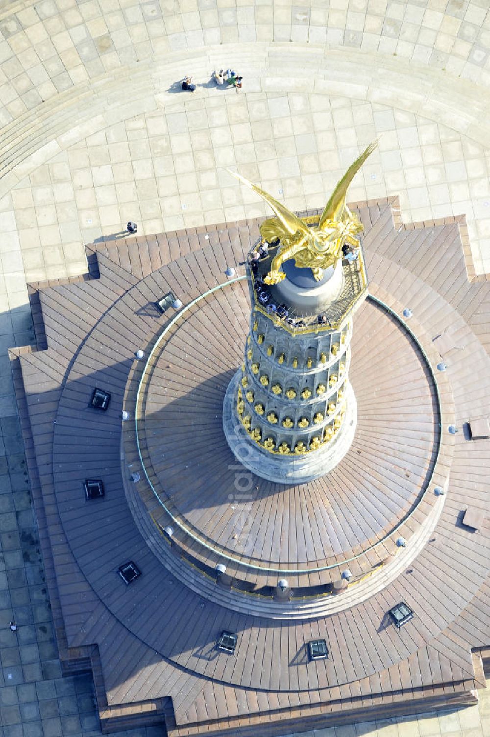 Aerial photograph Berlin - Tiergarten - Die neuvergoldete Viktoria auf der restaurierten Siegessäule im Berliner Tiergarten am Großen Stern. Die Siegessäule wurde umfassend renoviert, unter an derem mit einer kompletten Neuvergoldung der Viktoria. View of the Victory Column in Berlin's Tiergarten.The Victory Column is completely renovated, including a complete new gilding of Victoria.