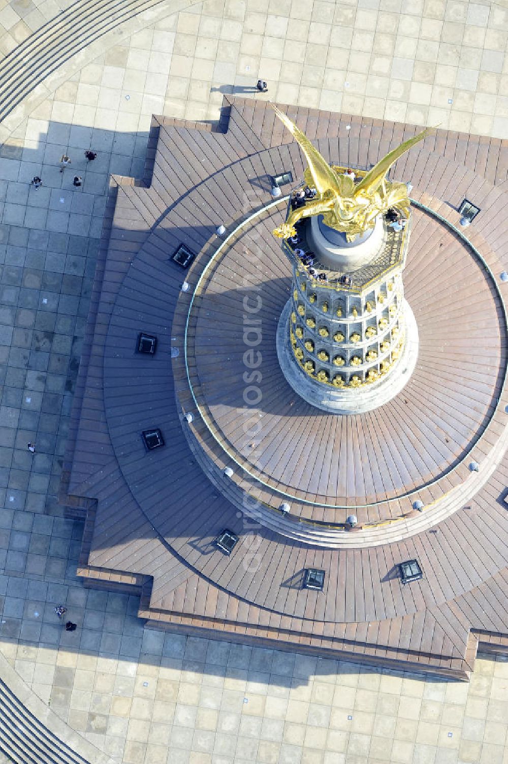 Aerial image Berlin - Tiergarten - Die neuvergoldete Viktoria auf der restaurierten Siegessäule im Berliner Tiergarten am Großen Stern. Die Siegessäule wurde umfassend renoviert, unter an derem mit einer kompletten Neuvergoldung der Viktoria. View of the Victory Column in Berlin's Tiergarten.The Victory Column is completely renovated, including a complete new gilding of Victoria.