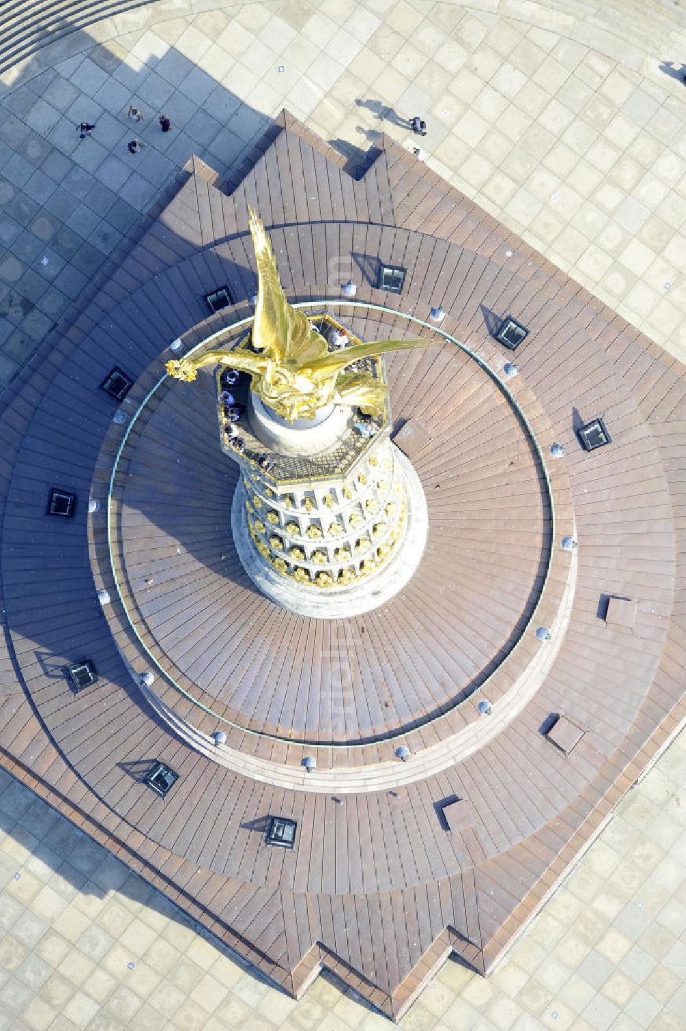 Aerial image Berlin - Tiergarten - Die neuvergoldete Viktoria auf der restaurierten Siegessäule im Berliner Tiergarten am Großen Stern. Die Siegessäule wurde umfassend renoviert, unter an derem mit einer kompletten Neuvergoldung der Viktoria. View of the Victory Column in Berlin's Tiergarten.The Victory Column is completely renovated, including a complete new gilding of Victoria.