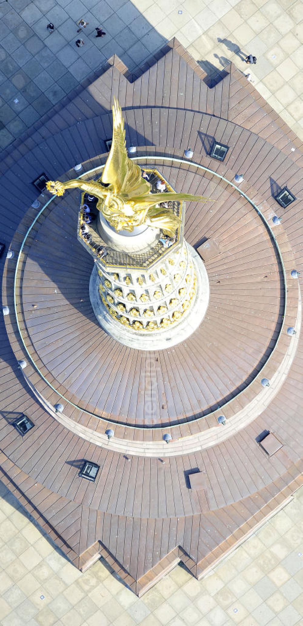 Aerial photograph Berlin - Tiergarten - Die neuvergoldete Viktoria auf der restaurierten Siegessäule im Berliner Tiergarten am Großen Stern. Die Siegessäule wurde umfassend renoviert, unter an derem mit einer kompletten Neuvergoldung der Viktoria. View of the Victory Column in Berlin's Tiergarten.The Victory Column is completely renovated, including a complete new gilding of Victoria.