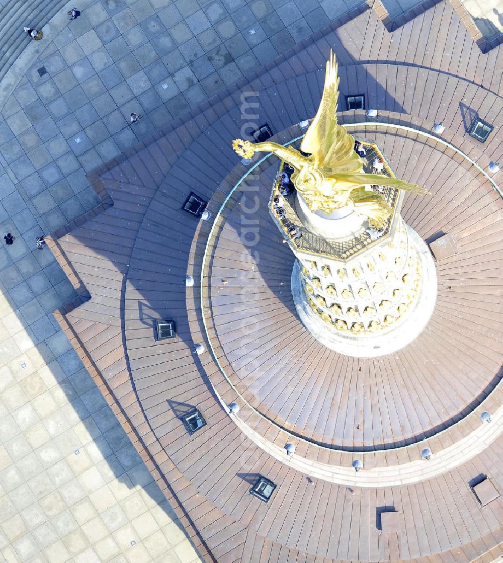 Berlin - Tiergarten from above - Die neuvergoldete Viktoria auf der restaurierten Siegessäule im Berliner Tiergarten am Großen Stern. Die Siegessäule wurde umfassend renoviert, unter an derem mit einer kompletten Neuvergoldung der Viktoria. View of the Victory Column in Berlin's Tiergarten.The Victory Column is completely renovated, including a complete new gilding of Victoria.