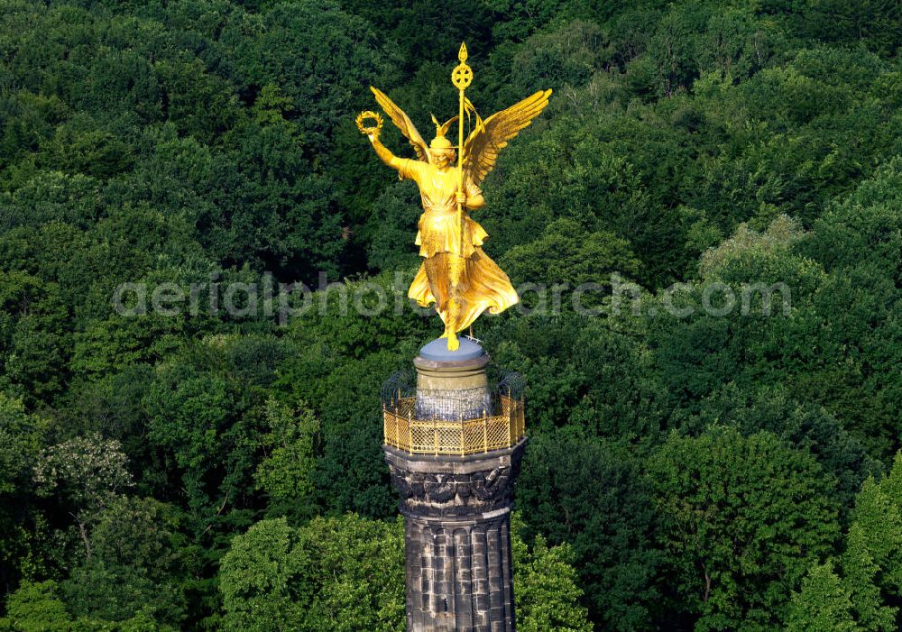 Aerial photograph Berlin - Blick Neuvergoldete Viktoria auf der restaurierten Siegessäule im Berliner Tiergarten am Großen Stern. View of the Victory Column in Berlin's Tiergarten.The Victory Column is completely renovated, including a complete new gilding of Victoria.