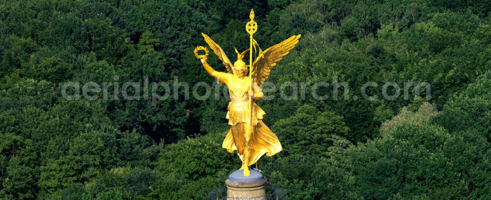 Berlin from above - Blick Neuvergoldete Viktoria auf der restaurierten Siegessäule im Berliner Tiergarten am Großen Stern. View of the Victory Column in Berlin's Tiergarten.The Victory Column is completely renovated, including a complete new gilding of Victoria.