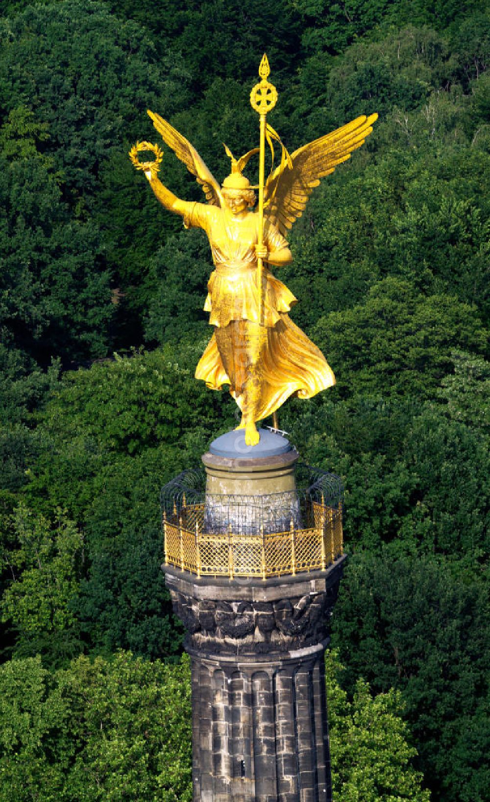 Berlin from the bird's eye view: Blick Neuvergoldete Viktoria auf der restaurierten Siegessäule im Berliner Tiergarten am Großen Stern. View of the Victory Column in Berlin's Tiergarten.The Victory Column is completely renovated, including a complete new gilding of Victoria.