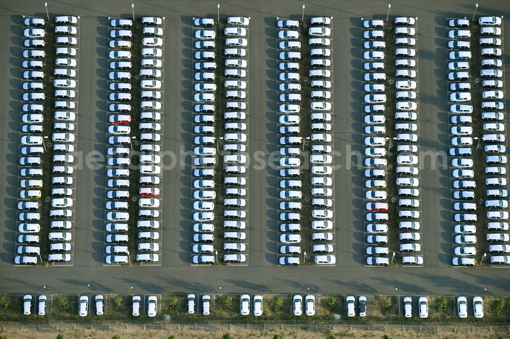 Aerial photograph Schönefeld - Parking and storage space for automobiles along the Schoenfelder Allee in Schoenefeld in the state Brandenburg, Germany