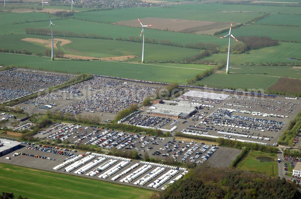 ETZIN from above - Blick auf ( trotz Abwrackprämie ) Neuwagenhalden auf dem Gelände der MOSOLF - Autoservice GmbH in Etzin. Auto-Service u. Umschlag-Center Mosolf GmbH Etzin, 14641 Etzin,Tel.: 033233-88260, 88280