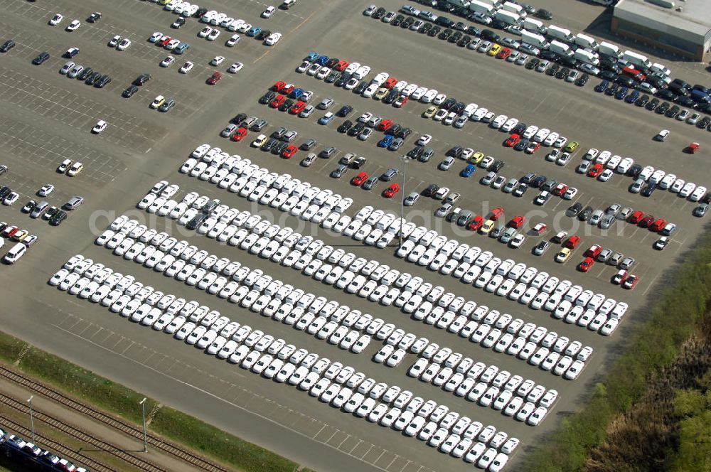 ETZIN from above - Blick auf ( trotz Abwrackprämie ) Neuwagenhalden auf dem Gelände der MOSOLF - Autoservice GmbH in Etzin. Auto-Service u. Umschlag-Center Mosolf GmbH Etzin, 14641 Etzin,Tel.: 033233-88260, 88280