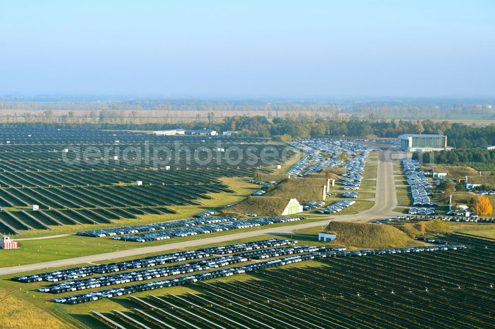 Aerial photograph Neuhardenberg - New car parking areas of the automobile manufacturer TESLA at the solar power plant and photovoltaic systems on the runway and taxiway area of the airfield in Neuhardenberg in the federal state of Brandenburg, Germany