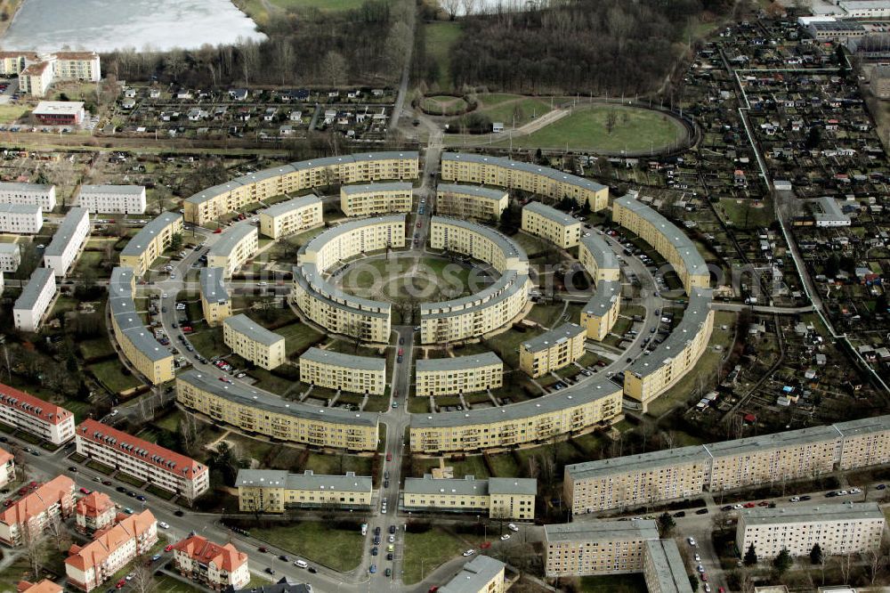 Aerial image Leipzig Lößnig - Die Nibelungensiedlung, auch bekannt als Rundling von Lößnig wurde 1930 durch Architekt Hubert Ritter in fast drei Jahren geplant und gebaut. Die Anlage mit über 1000 Wohnungen wird u.a. von der TULIPA Verwaltungsgesellschaft mbH & Co. Beteiligungs KG ,Wohnanlage Rundling und der Leipziger Wohnungs- und Baugesellschaft mbH, Leipzig(LWB), eine 100%ige Tochtergesellschaft der Stadt Leipzig, sowie der GLORY Verwaltungsgesellschaft mbH & Co. Vermietungs KG (Objektgesellschaft) bewirtschaftet. Residential area of Rundling Lößnig.