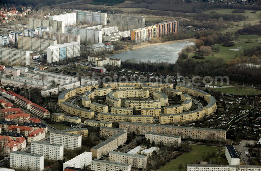 Aerial photograph Leipzig Lößnig - Die Nibelungensiedlung, auch bekannt als Rundling von Lößnig wurde 1930 durch Architekt Hubert Ritter in fast drei Jahren geplant und gebaut. Die Anlage mit über 1000 Wohnungen wird u.a. von der TULIPA Verwaltungsgesellschaft mbH & Co. Beteiligungs KG ,Wohnanlage Rundling und der Leipziger Wohnungs- und Baugesellschaft mbH, Leipzig(LWB), eine 100%ige Tochtergesellschaft der Stadt Leipzig, sowie der GLORY Verwaltungsgesellschaft mbH & Co. Vermietungs KG (Objektgesellschaft) bewirtschaftet. Residential area of Rundling Lößnig.