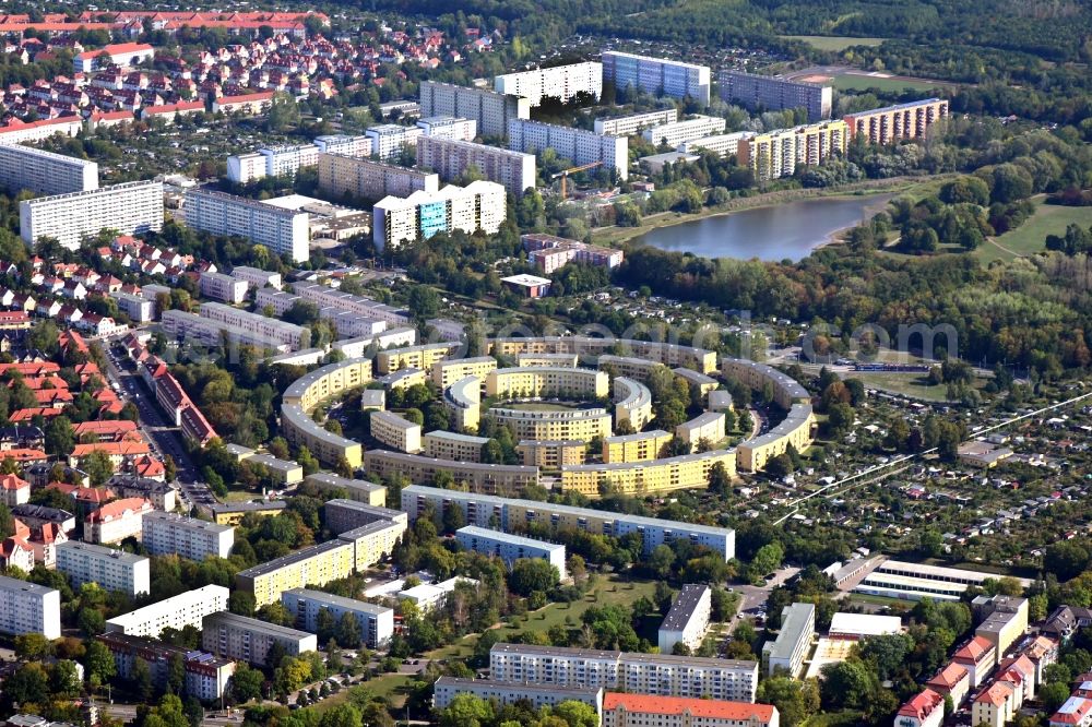 Leipzig from the bird's eye view: Residential area a row house settlement Nibelungensiedlung - Rundling on Siegfriedplatz - Nibelungenring in the district Loessnig in Leipzig in the state Saxony, Germany