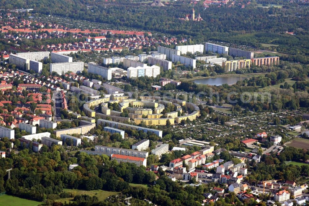 Leipzig from the bird's eye view: Residential area a row house settlement Nibelungensiedlung - Rundling on Siegfriedplatz - Nibelungenring in the district Loessnig in Leipzig in the state Saxony, Germany