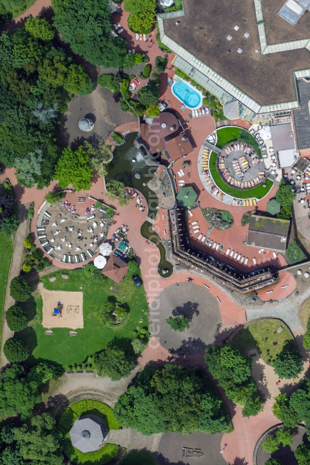 Aerial photograph Duisburg - View of the thermal baths Niederrhein in Duisburg in the state North Rhine-Westphalia. The thermal bath Niederrhein contains swimming pools, saunas and a thermal bath