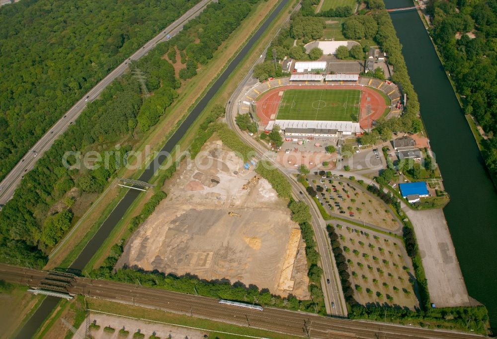 Aerial photograph Oberhausen - Area around the Stadion Niederrhein (also known as niederrhein stadium) at the shore of the rhein-herne-canal in Oberhausen in the state North Rhine - Westphalia. The stadium is the workout place of the football club Rot-Weiss-Oberhausen