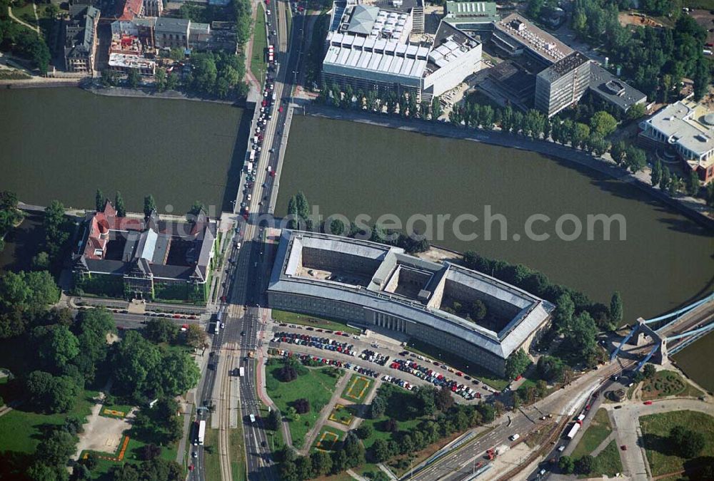 Aerial image Wroclaw (Polen) - Blick auf das Niederschlesisches Wojewodschaftsamt (Zentralverwaltung der Region) zwischen den Oder-Brücken Inne Most Pokoju und Most Grunwaldzki. Das linksseitige Gebäude der ist das Stadtmuseum. Dolno?l?ski Urz?d Wojewódzki, Stanis?aw ?opatowski (Wojewoda), pl. Powsta?ców Warszawy 1, PL-50-951 Wroc?aw, Achim Walder: