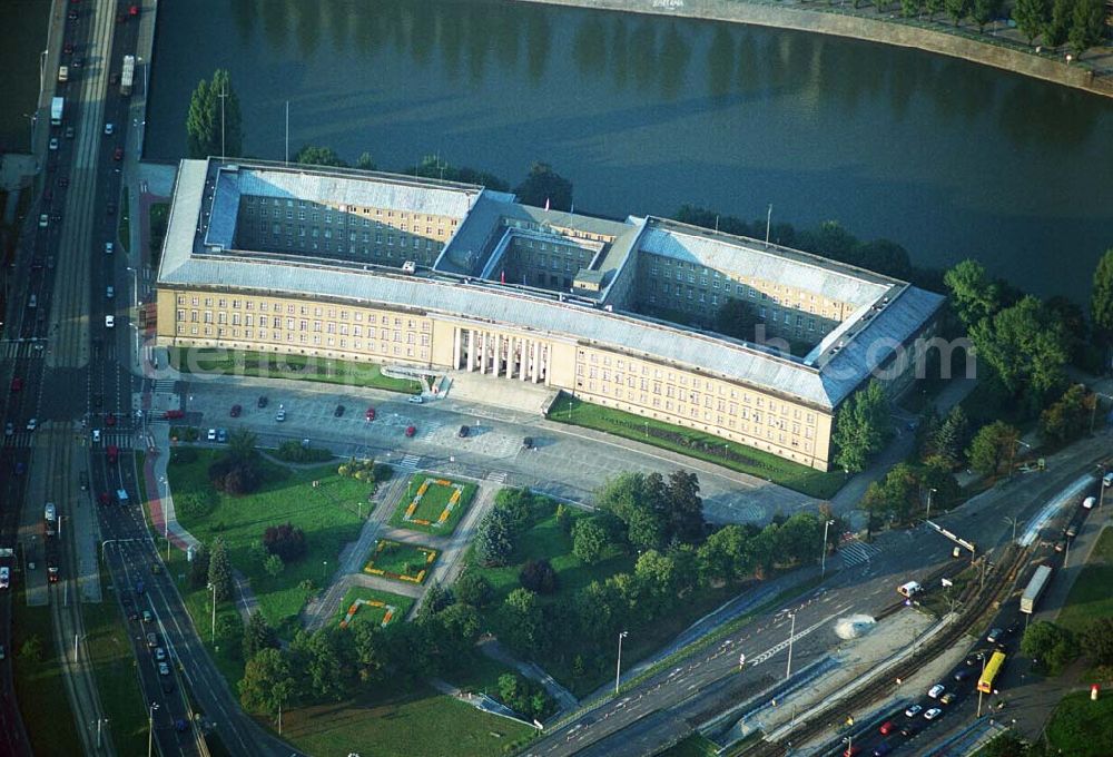 Aerial photograph Wroclaw (Polen) - 31.08.2005 Wroclaw (Polen) Blick auf das Niederschlesisches Wojewodschaftsamt (Zentralverwaltung der Region) zwischen den Oder-Brücken Inne Most Pokoju und Most Grunwaldzki. Dolno?l?ski Urz?d Wojewódzki , Stanis?aw ?opatowski (Wojewoda), pl. Powsta?ców Warszawy 1, PL-50-951 Wroc?aw Achim Walder: