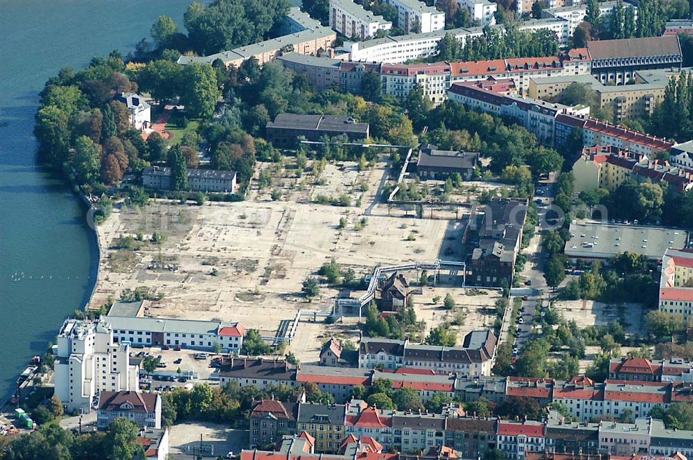 Aerial image Berlin / Teptow (Niederschöneweide) - Niederschöneweide in Treptow Berlin Industrieabrißfläche an der Spree