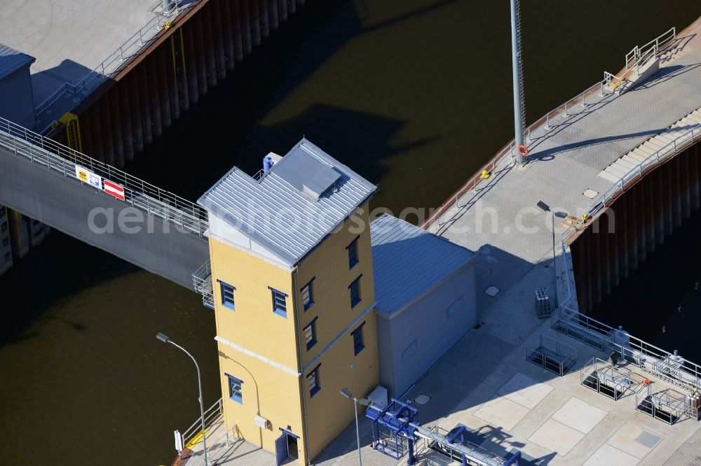 Magdeburg from the bird's eye view: Low tide lock Magdeburg in the Rothensee connection canal at the waterway cross Magdeburg in the state Saxony-Anhalt