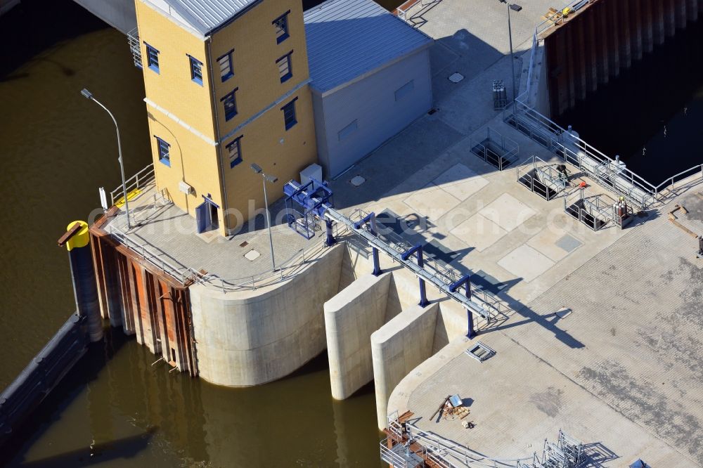 Aerial image Magdeburg - Low tide lock Magdeburg in the Rothensee connection canal at the waterway cross Magdeburg in the state Saxony-Anhalt