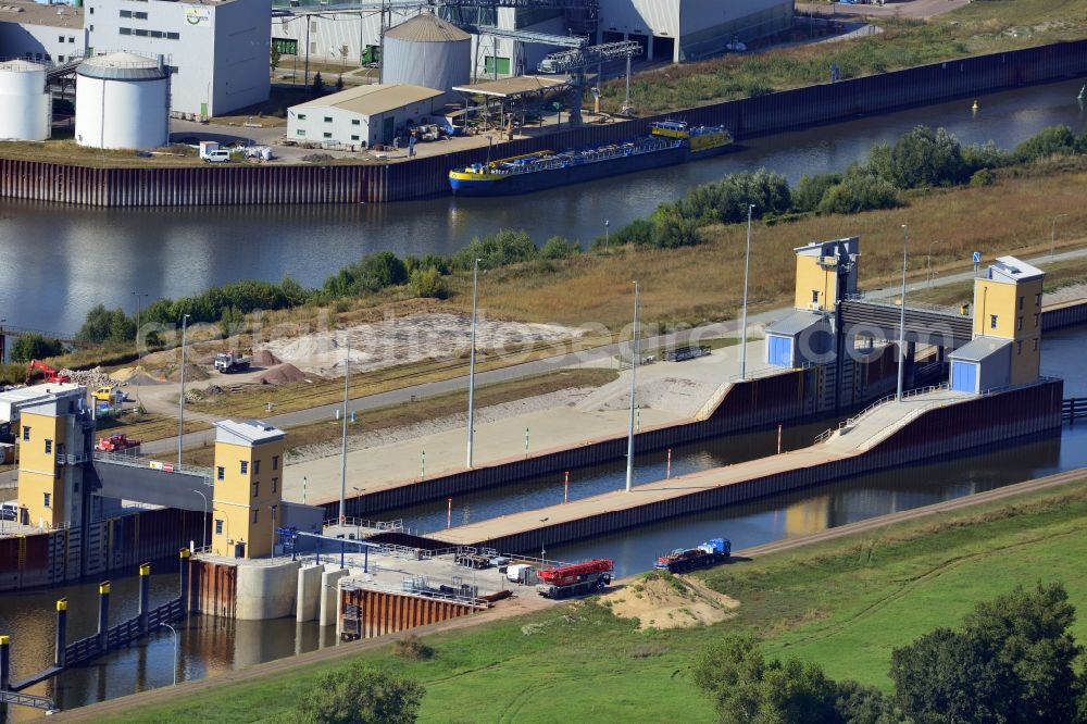 Magdeburg from the bird's eye view: Low tide lock Magdeburg in the Rothensee connection canal at the waterway cross Magdeburg in the state Saxony-Anhalt