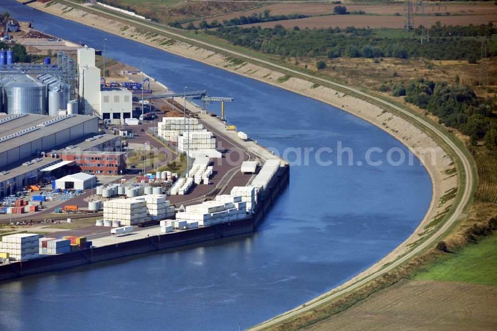 Aerial image Magdeburg - Low tide lock Magdeburg in the Rothensee connection canal at the waterway cross Magdeburg in the state Saxony-Anhalt