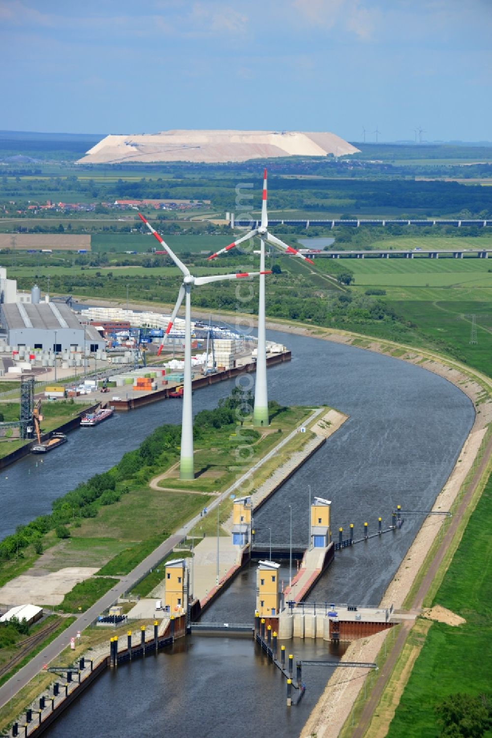 Aerial image Magdeburg - Low tide lock Magdeburg in the Rothensee connection canal at the waterway cross Magdeburg in the state Saxony-Anhalt