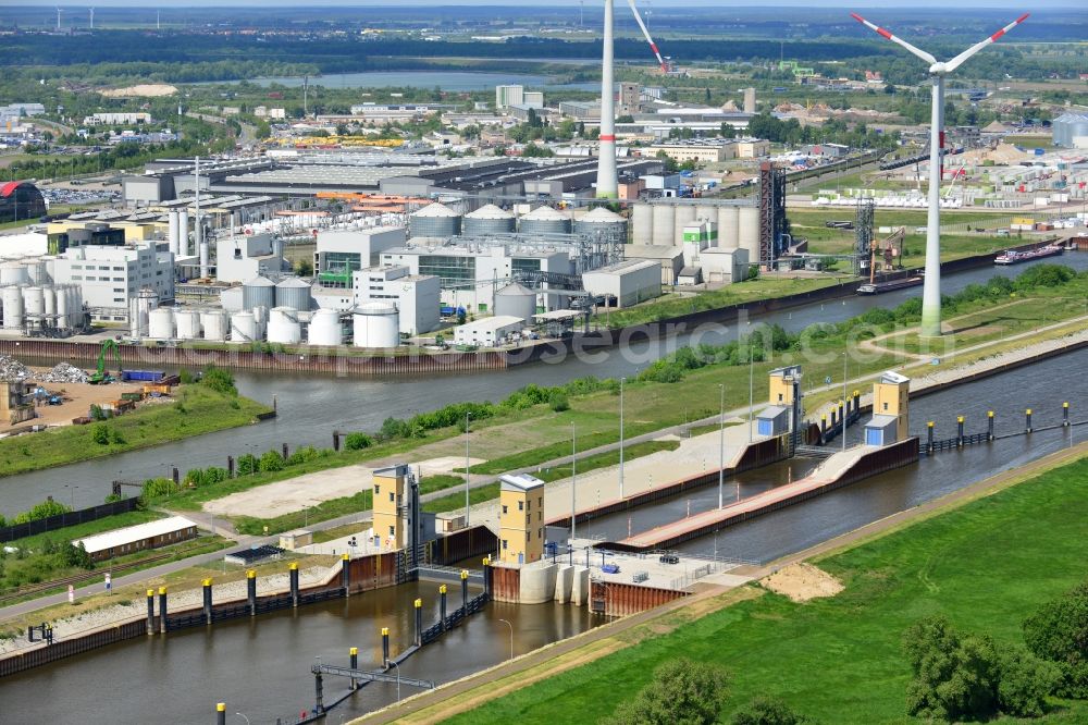 Aerial photograph Magdeburg - Low tide lock Magdeburg in the Rothensee connection canal at the waterway cross Magdeburg in the state Saxony-Anhalt