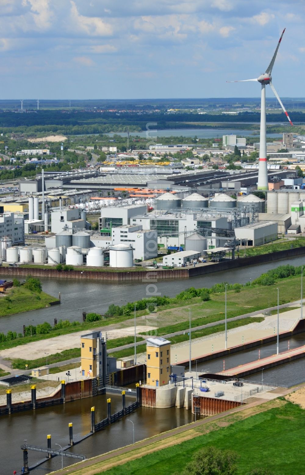 Magdeburg from above - Low tide lock Magdeburg in the Rothensee connection canal at the waterway cross Magdeburg in the state Saxony-Anhalt