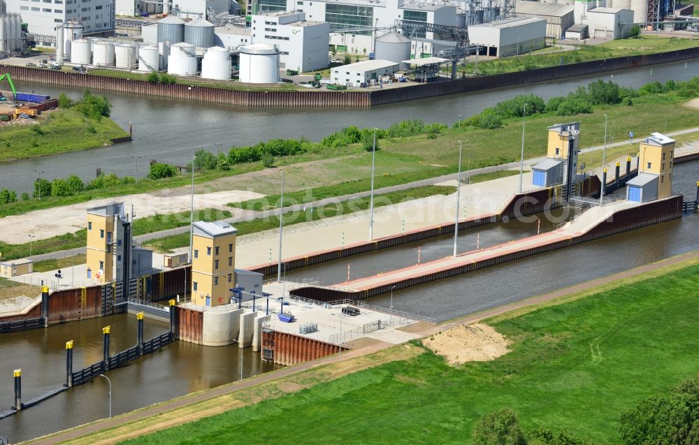 Magdeburg from the bird's eye view: Low tide lock Magdeburg in the Rothensee connection canal at the waterway cross Magdeburg in the state Saxony-Anhalt