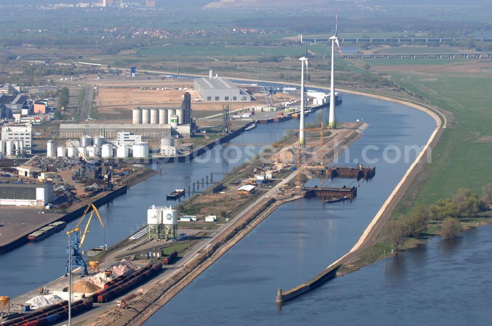 Aerial image Magdeburg - Blick auf die Baustelle der Niedrigwasserschleuse an der Steinkopfinsel im Hafen Magdeburg an der Elbe. Umflossen wird die Steinkopfinsel im Osten von der Elbe und dem Abstiegskanal Rothensee, sowie im Westen vom Zweigkanal Magdeburg. Die Insel ist ca. 2,5 km lang und ca. 0,3 km breit (an der stärksten Stelle). Der Binnenhafen ist in vier Güterumschlagplätze eingeteilt, der Handelshafen, Industriehafen, Kanalhafen und der Hanseshafen. Das Gebiet verteilt sich über die Stadtteile Alte-Neustadt, Industriehafen und Gewerbegebiet Nord. Jedoch hat der Handelshafen für die Schiffahrt heute keine Bedeutung mehr, dieser Bereich wird stetig zum Wissenschaftsstandort umgebaut. Kontakt: Magdeburger Hafen GmbH, Saalestraße 20, 39126 Magdeburg, Tel. +49(0)391 5939-0, Fax +49(0)391 5616648, email: Logistik@magdeburg-hafen.de; Kontakt WSV: Wasserstraßen-Neubauamt Magdeburg, 39106 Magdeburg, Tel. +49(0)391 535-0, email: wna-magdeburg@wsv.bund.de